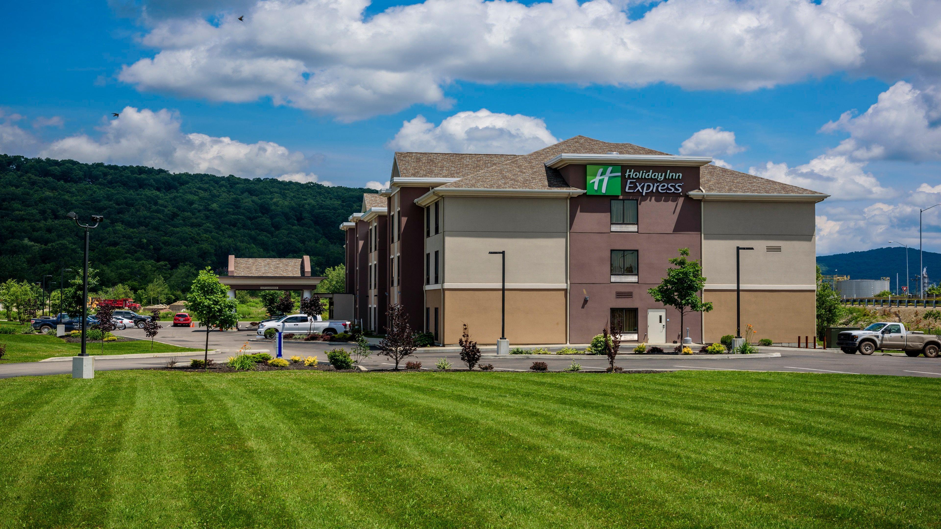Holiday Inn Express And Suites - Bradford By Ihg Екстериор снимка