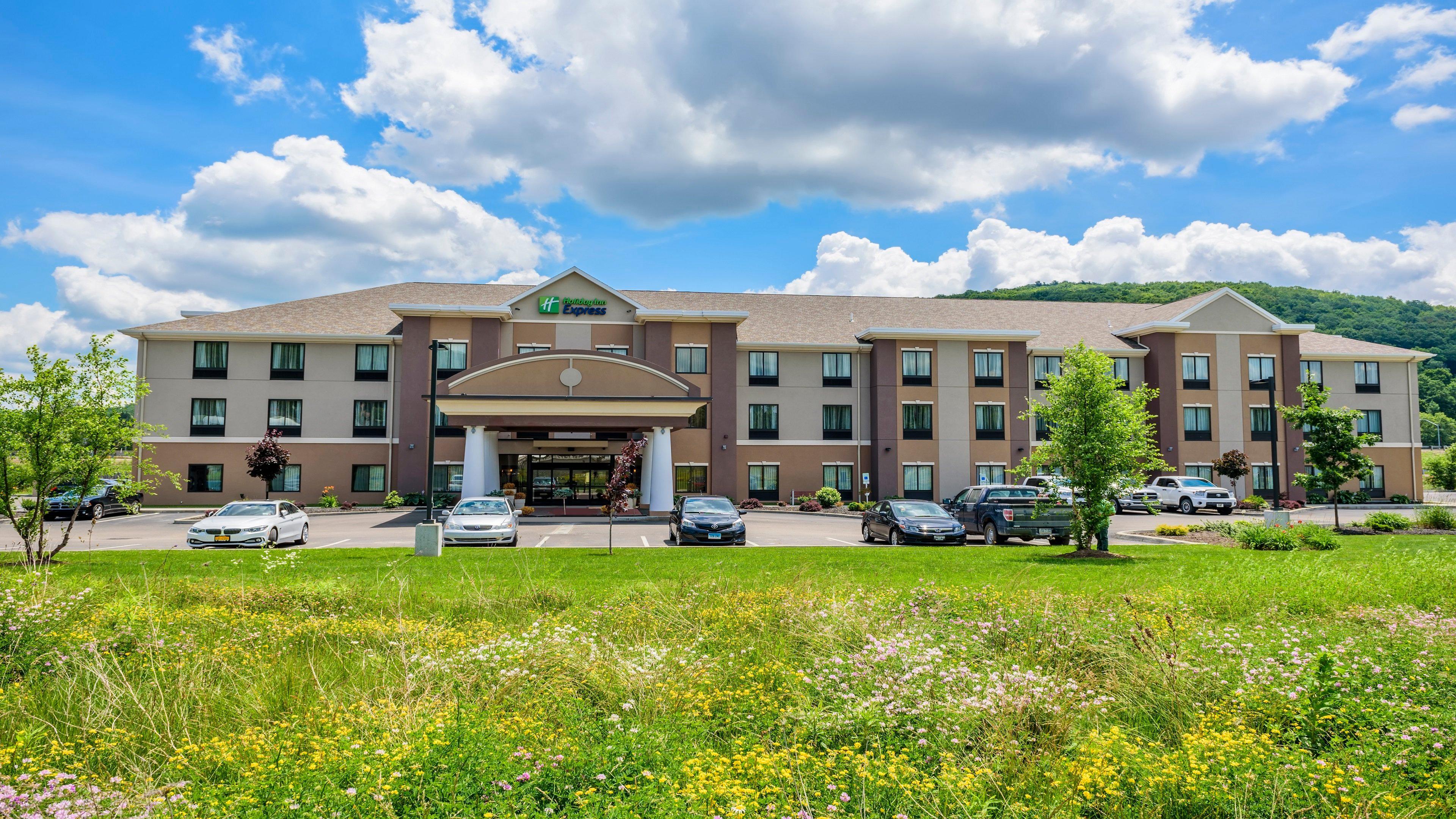 Holiday Inn Express And Suites - Bradford By Ihg Екстериор снимка